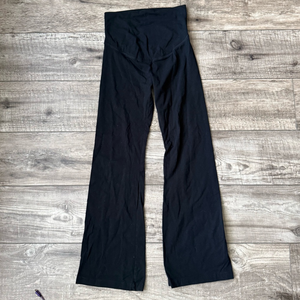 Maternity yoga pants in black - Old Navy